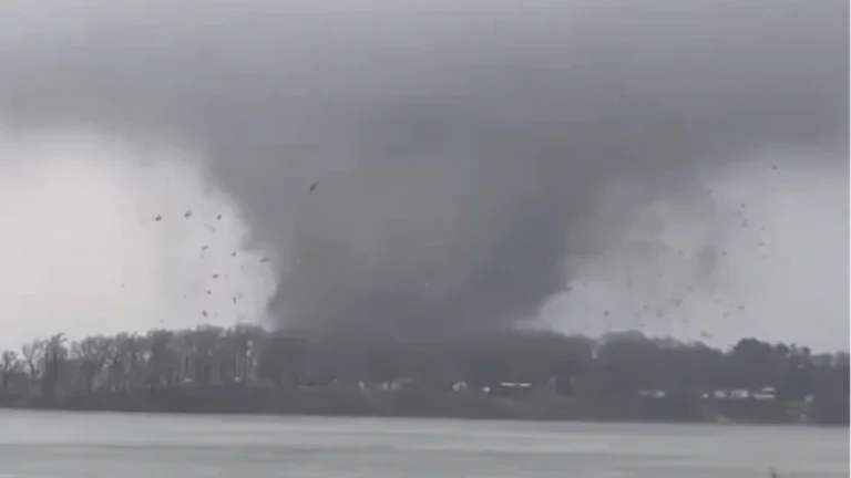 Мощный торнадо над жилым районом на севере США, разрушенные дома и поваленные деревья после сильного шторма.