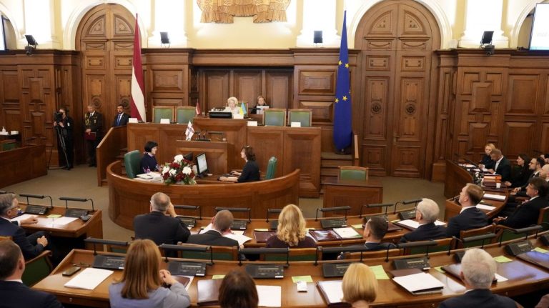 Стало известно, какие компенсации получили в январе депутаты Сейма 