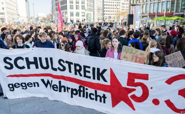 Со школьного протеста - в полицию: на подростка в Германии завели дело за плакат с оскорблением Мерца