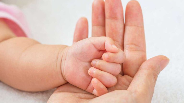 5000 евро - за каждого новорожденного: депутат Сейма придумал, как решить демографическую проблему