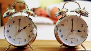Часы переводят на летнее время — символ дискуссии о переходе на летнее и стандартное время