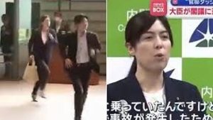 Японская министр Кими Онода бежит к зданию правительства после опоздания на заседание из-за дорожной аварии