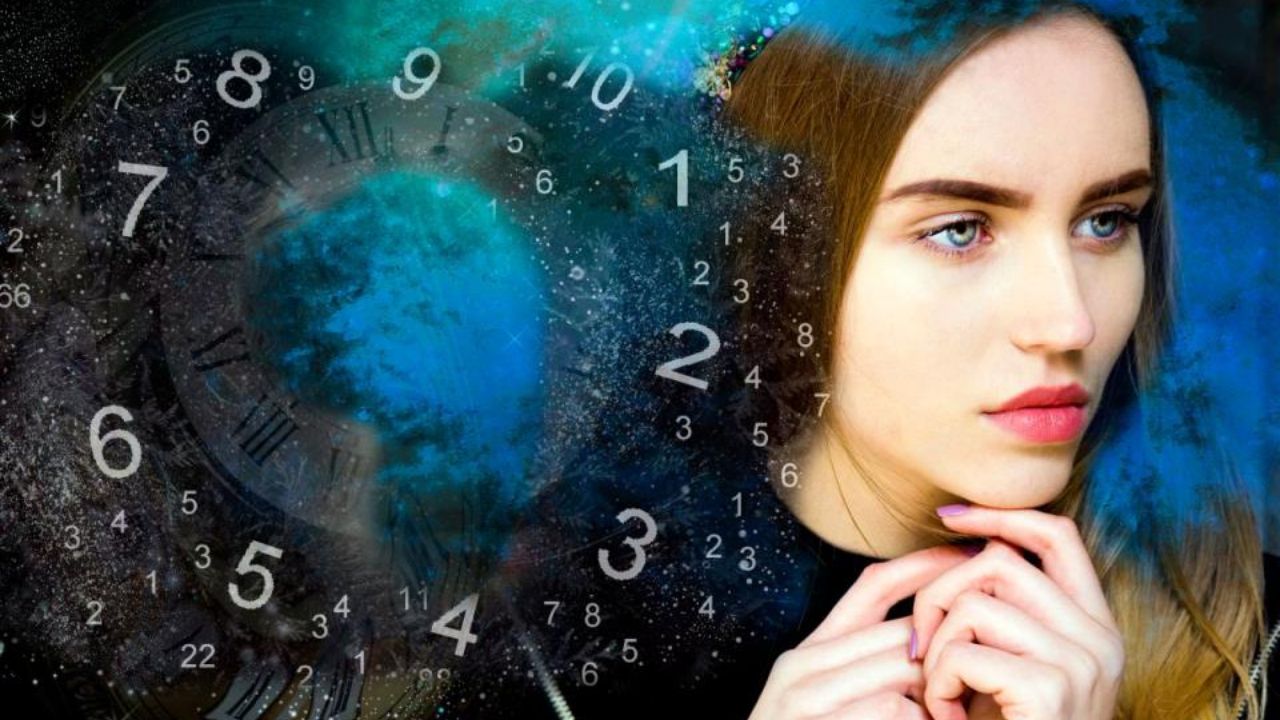 Девушка на фоне чисел и символов нумерологии - концепция интуиции и даты рождения