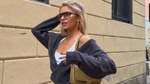 Серая пуловерная кофта в сочетании с джинсами — минималистичный и элегантный образ весны 2026