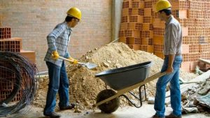 Жители Латвии подписывают инициативу против снижения оплаты сверхурочной работы и изменений в Трудовом законе.