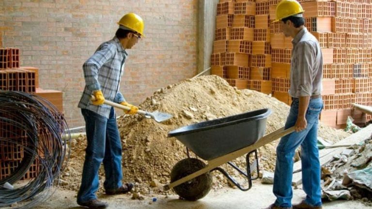 Жители Латвии подписывают инициативу против снижения оплаты сверхурочной работы и изменений в Трудовом законе.