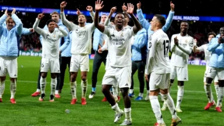 Футбольная форма клуба «Реал Мадрид» с логотипами спонсоров Adidas и Fly Emirates.