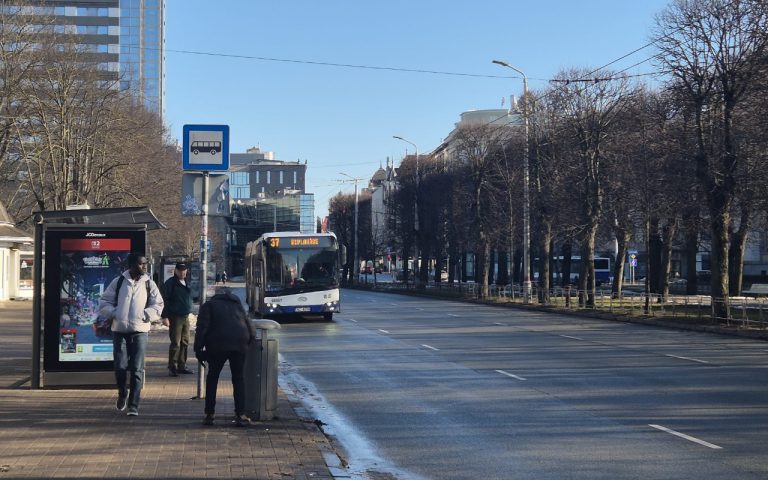 Автобус и троллейбус общественного транспорта Rīgas satiksme на улице Риги.