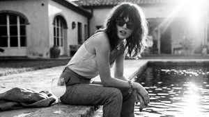 Девушка смотрит на закат у моря — символ перемен, поиска себя и внутренней трансформации