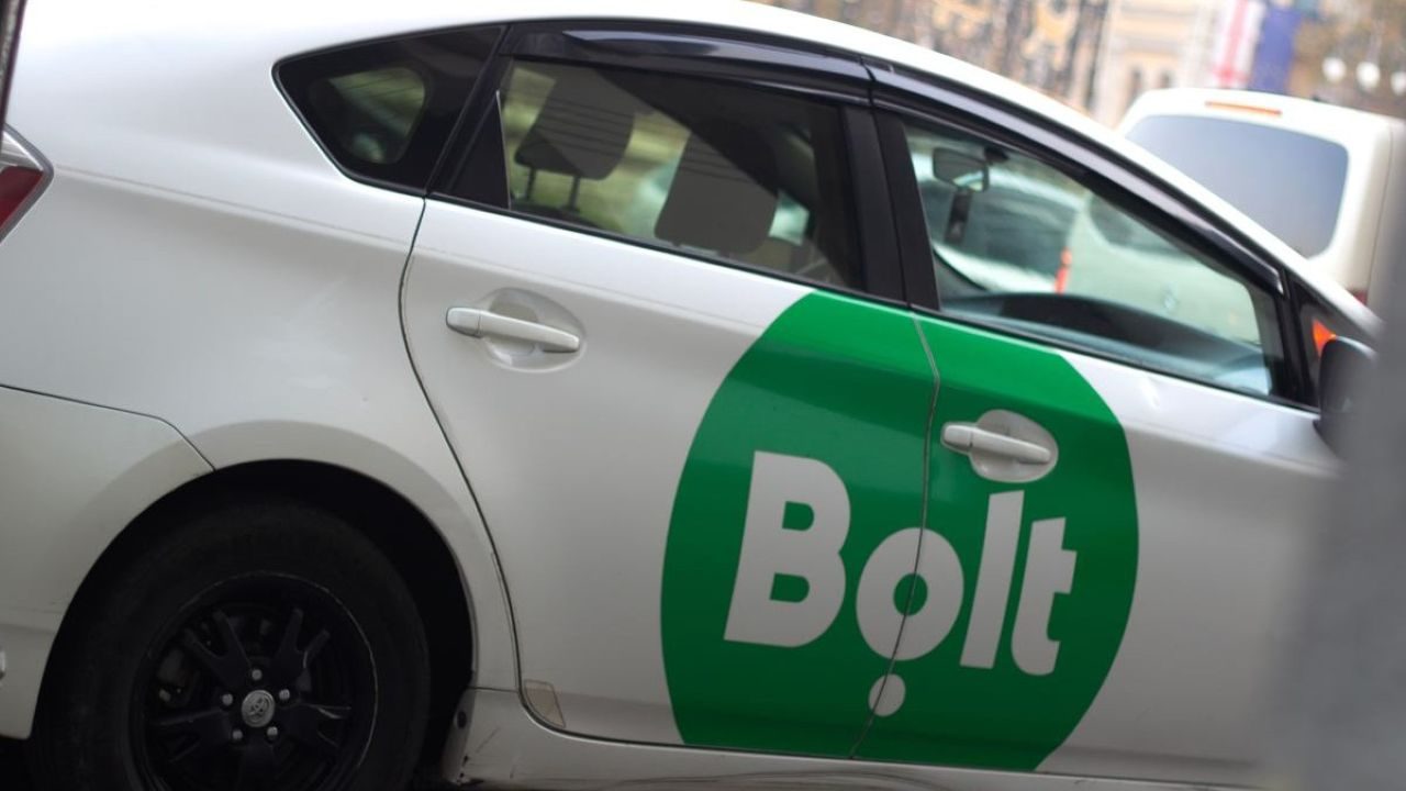 В Риге, Даугавпилсе и Елгаве сотни таксистов вышли на протестный автопробег против Bolt