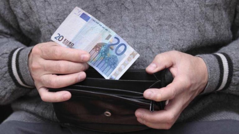 Опрос: 60% жителей Латвии не ждут роста доходов и уже экономят на повседневных расходах