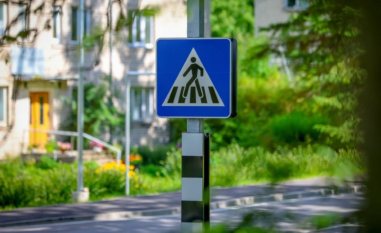 В Риге установят новые светофоры и пешеходные переходы с LED-освещением: какие улицы станут безопаснее