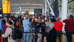 Европейские аэропорты не справились с внедрением биометрического контроля и заставляют пассажиров ждать проверки по три часа