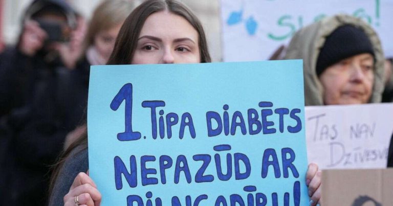 «Цена бездействия государства - смерть»: в Риге прошёл пикет за доступность жизненно важных устройств для людей с диабетом