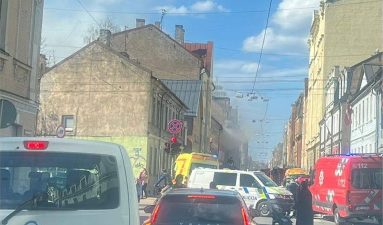 Крупный пожар в Риге: огнём охвачен жилой дом на Бруниниеку