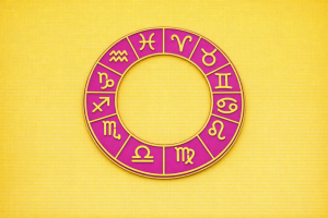 Зодиакальный круг с акцентом на мелкие элементы и символами точности — гороскоп на 15 апреля 2026 года.
