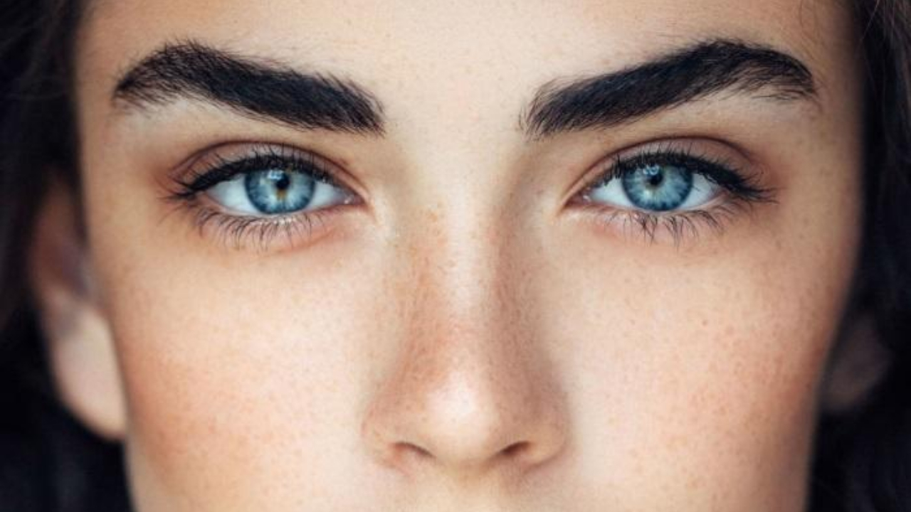 Густые брови без салона и татуажа: 4 простых шага, которые действительно работают