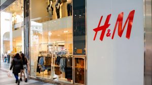 Магазин H&M в городе — бренд проводит сокращения и реструктуризацию бизнеса на фоне падения продаж