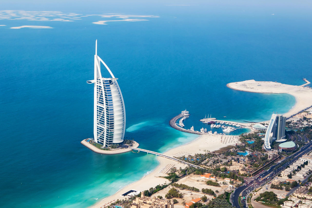 Легендарный отель Burj Al Arab закрывается на реставрацию после атаки иранских дронов