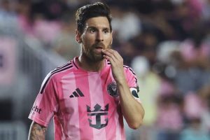 Шах и мат телефону: Магнус Карлсен сдал соперницу судьям сразу после общего фото.