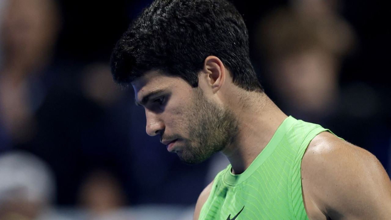 Вторая ракетка мира Алькарас снялся с турнира в Барселоне из-за травмы 