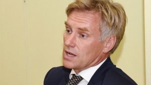 «Построй теплицу, выращивай огурцы и помидоры»: экс-глава МВД дал совет на случай кризиса