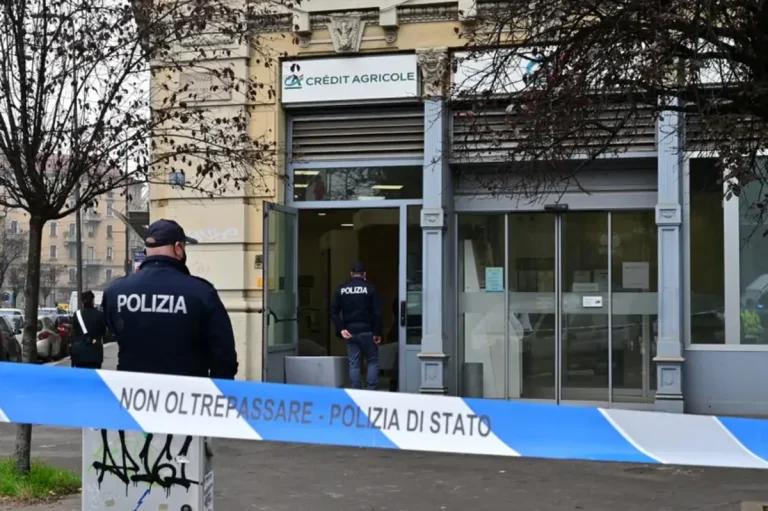 Грабители захватили 25 заложников в банке Неаполя и скрылись через канализационный туннель