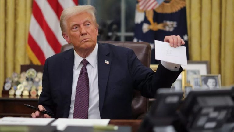 На Кубе пытались тайно передать Трампу секретное письмо: курьера развернули в Майами