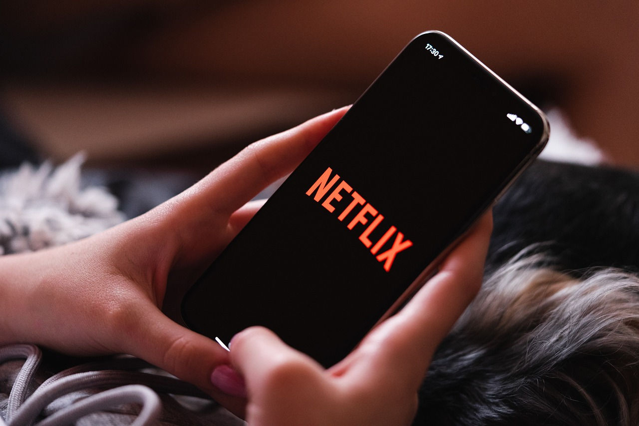 Netflix запускает ленту коротких видео и планирует заработать три миллиарда на ИИ-рекламе