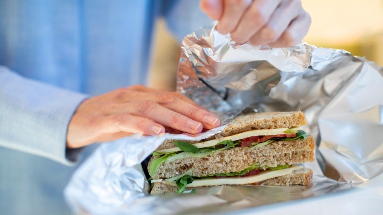 Осторожно: эти продукты нельзя заворачивать в фольгу - это может быть опасно