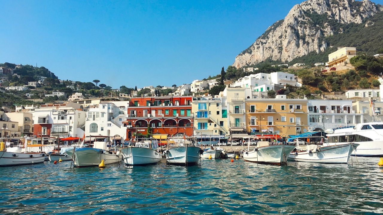 На Капри запретили приставать к туристам: остров вводит штрафы до 500 евро