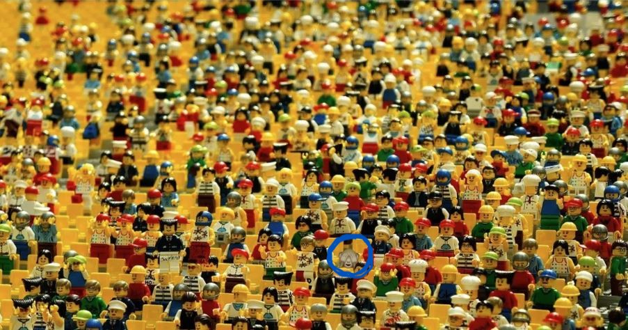 Множество разноцветных фигурок людей, среди которых спрятана маленькая обезьяна - визуальный тест на внимательность и поиск скрытого объекта