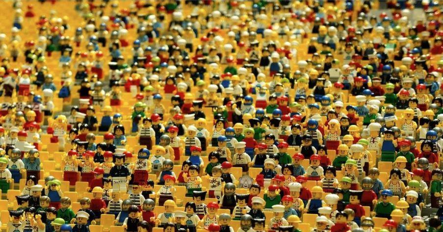 Множество разноцветных фигурок людей, среди которых спрятана маленькая обезьяна - визуальный тест на внимательность и поиск скрытого объекта