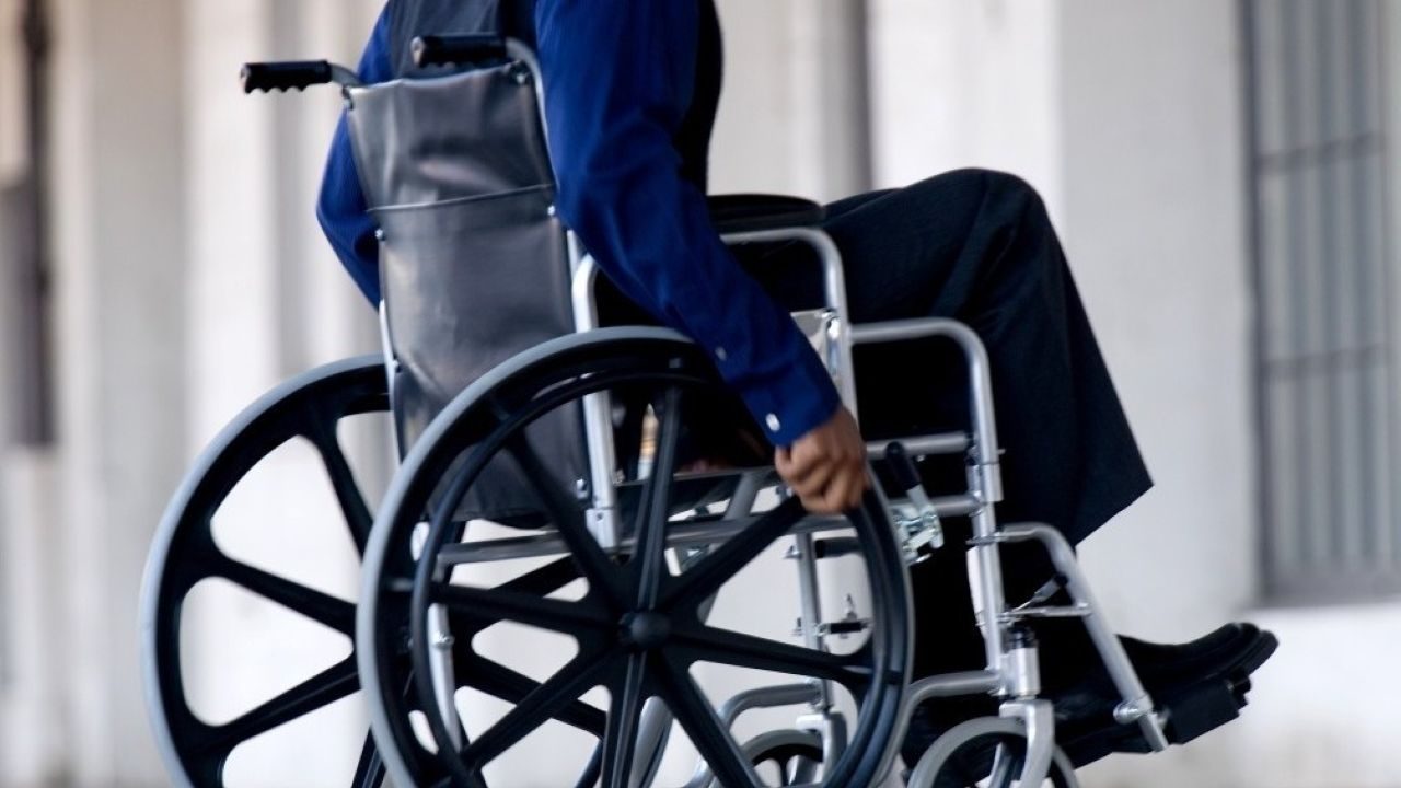 Более 44 400 взрослых имеют инвалидность из-за нарушений двигательных функций