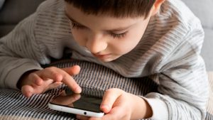 В сети появились рендеры iPhone 18 Pro в новом винном цвете Dark Cherry