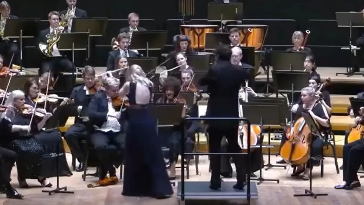 Момент, когда дирижёр Мэттью Холлс случайно выбил из рук солистки Элины Вяхяля скрипку Гваданини во время концерта в Лахти (Финляндия), 16 апреля 2026 года. Фото: кадр из видео