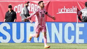 Лионель Месси празднует гол за Интер Майами в матче MLS на переполненном стадионе