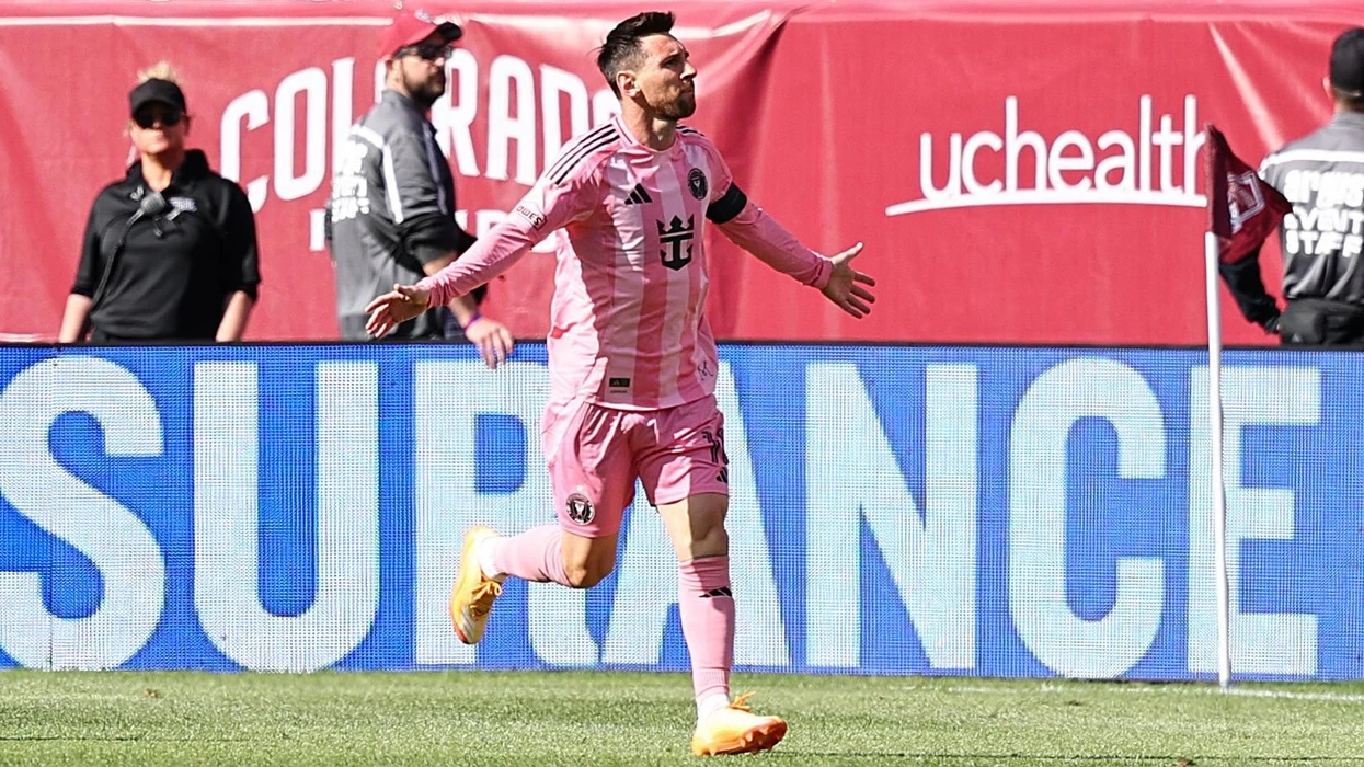 Лионель Месси празднует гол за Интер Майами в матче MLS на переполненном стадионе