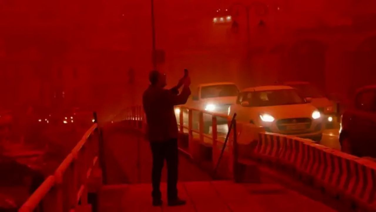 Грецию накрыл циклон «Эрминио»: один человек погиб, Крит в красно-оранжевой пыли