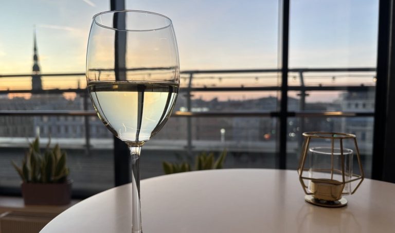 Почему Старая Рига пустеет по вечерам, пока Вильнюс гуляет до самого утра