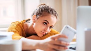 Переписка в мессенджере со статусом «прочитано» и задумчивый человек на фоне — иллюстрация к теме общения и знаков зодиака