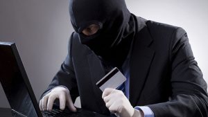 Латвийцы спорят о необходимости печатных карт после странного инцидента на заправочной станции