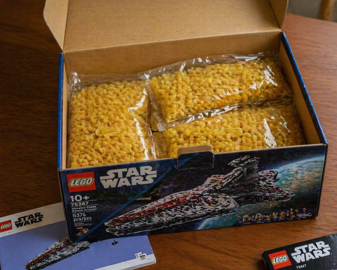 Открытая коробка LEGO, внутри вместо деталей лежат макароны, необычная схема мошенничества