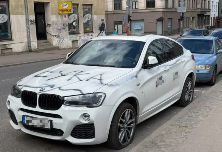Арт-обстрел на Стабу: в центре Риги белый BMW расписали нецензурной бранью
