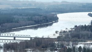 Латвийцы спорят о необходимости печатных карт после странного инцидента на заправочной станции