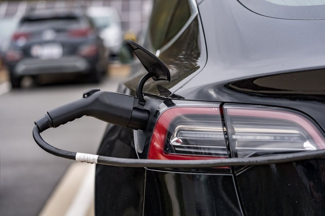 До 9000 евро от государства на электромобиль: в Латвии запускают новую программу поддержки жителей