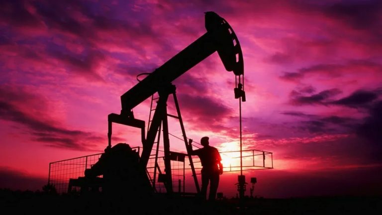 Нефтяные вышки на фоне заката — символ мирового рынка нефти и роста цен на энергоносители