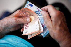 Министр благосостояния готов обсуждать использование пенсионных накоплений для оплаты медицинских услуг