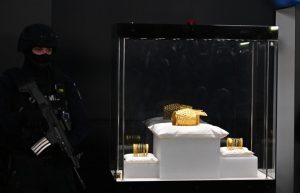 Дирижёр случайно выбил из рук солистки скрипку Гваданини за миллион долларов (ВИДЕО)