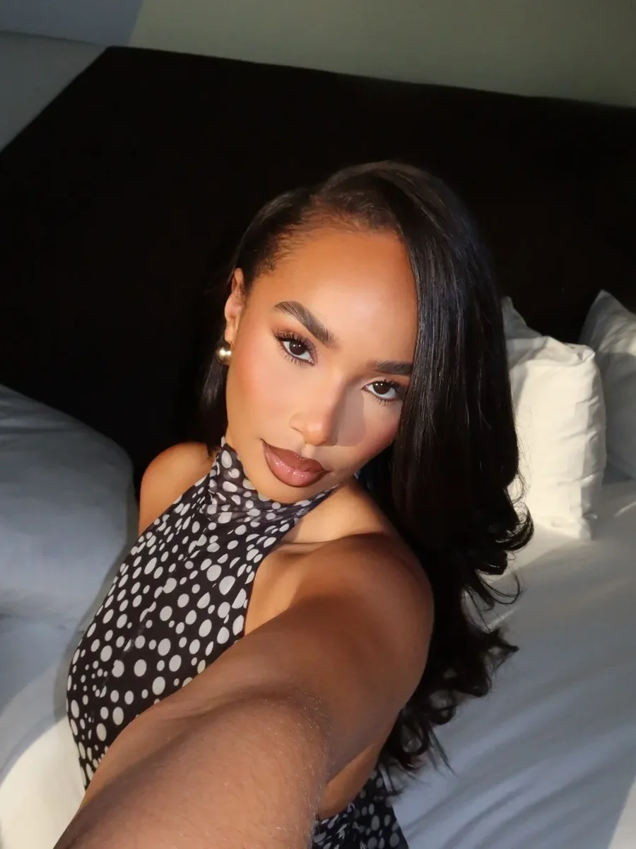 Женщина с натуральным макияжем губ в трендовых оттенках весны 2026 - мягкий контур, блеск и естественный эффект